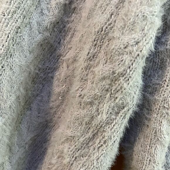 Beautiful like new Lucky Brand gray cozy sweater size M - Picture 2 of 9